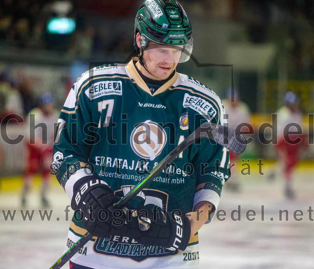 2025-11-16_034_TSV_Erding_gegen_Selber_Woelfe | Erding, Deutschland, 16.11.2025:Eishockey, Oberliga Süd 2025 / 2026, 17. Spieltag, TSV Erding gegen Selber Wölfe, Endergebnis: 3:1Elia Ostwald (Erding Gladiators, #17)Foto: Christian Riedel / fotografie-riedel.net