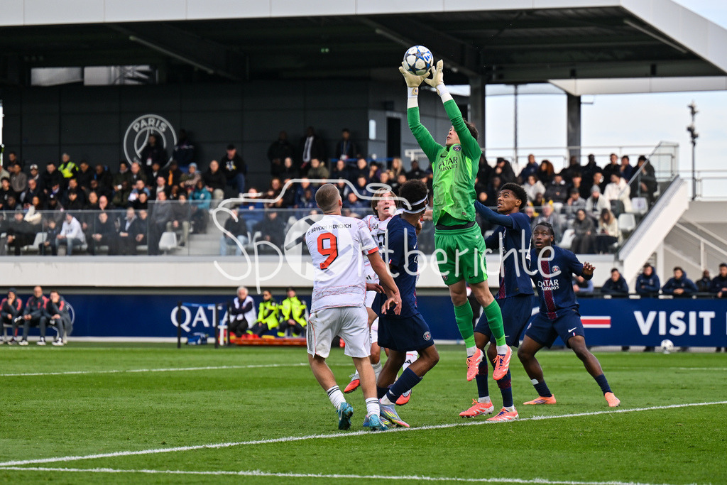 Paris Saint Germain U19 - FC Bayern München U19 | PARIS, FRANKREICH - 4. NOVEMBER: Marin JAMES (PSG U19 60) fängt einen Ball der Bayern ab beim Ligaspiel zwischen der U19 von Paris Saint Germain und der U19 des FC Bayern München am 4. Spieltag der UEFA Youth League am PSG Campus am 04.11.2025