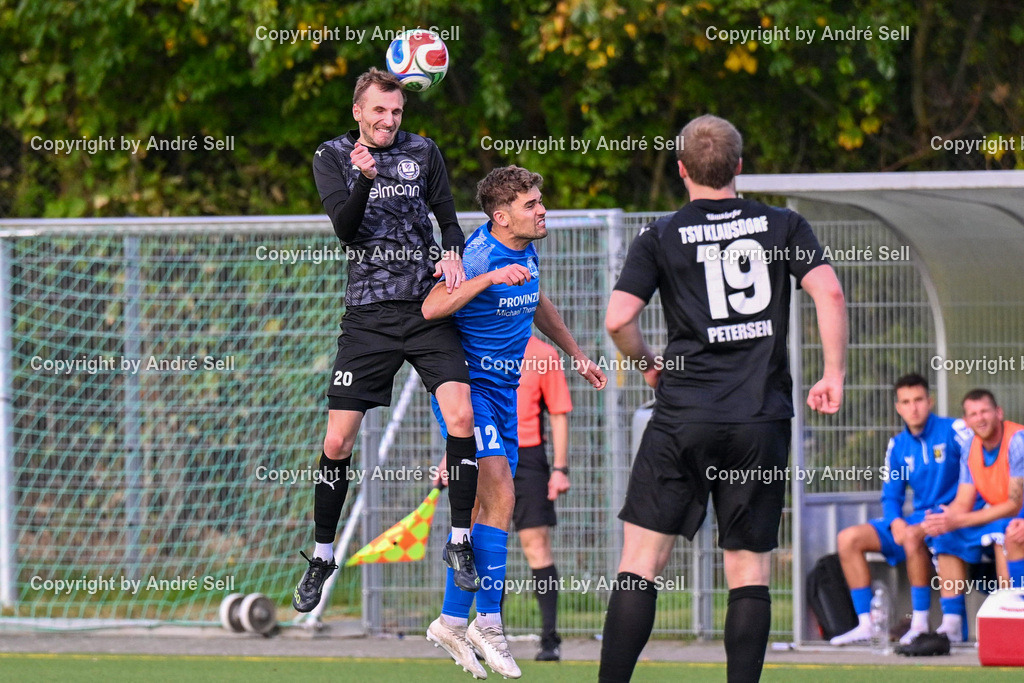 TSV Klausdorf vs SV Dörpum | Tim Hartlep (Klausdorf #20) &amp; Michel Petersen (Klausdorf #19) vs Niklas Freiberg (Dörpum #12) / Fußball-Landesliga Schleswig Männer 2026/2027 / TSV Klausdorf vs SV Dörpum / Kunstrasenplatz Klausdorf / Schwentinental / 17.10.26 - Realisiert mit Pictrs.com