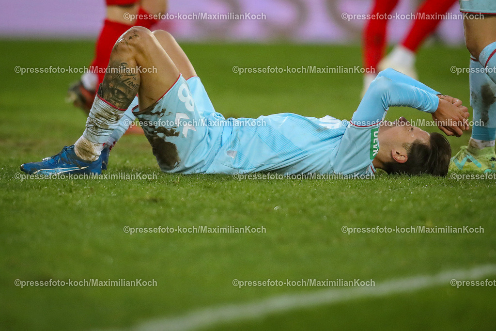 RWE06012401070 | 06.01.2024, Essen, Fußball, Herren, Stadion an der Hafenstraße, Testspiel, Rot-Weiss Essen – 1. FC Köln:  Denis Huseinbasic (1.FC Köln) liegt nach dem Spiel enttäuscht auf dem Spielfeld. 
DFB regulations prohibit any use of photographs as image sequences and or quasi-video.