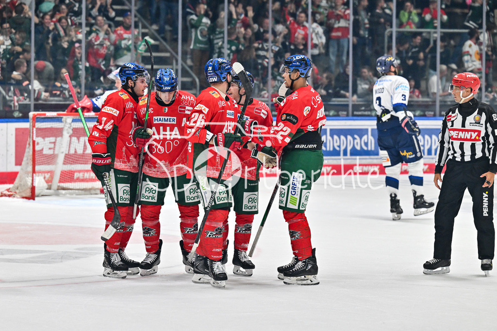 Augsburger Panther - Iserlohn Roosters | Jubel der Panther nach dem Treffer zum 1-0 durch Tim WOHLGEMUTH (Augsburger Panther 33) / Tor / Torschuetze / Freude / Happy / Penny DEL: Augsburger Panther - Iserlohn Roosters; Curt Frenzel Stadion am 21.09.2025