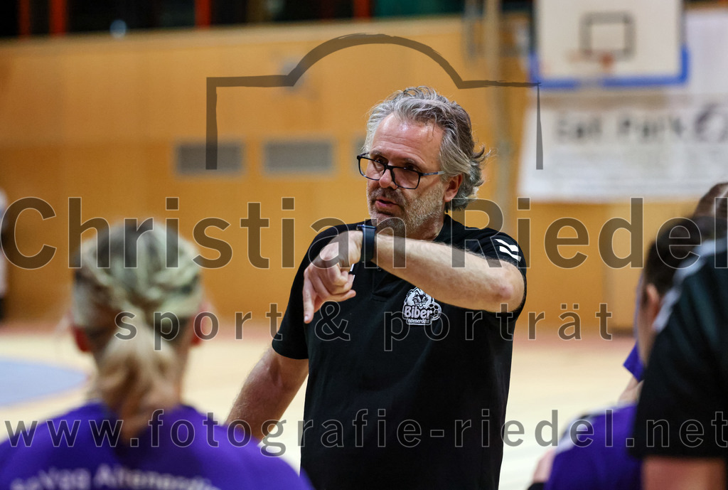 2022-11-19_084_SpVgg_Altenerding_gegen_HC_Donau-Paar | Erding, Deutschland, 19.11.2022:
Handball, Bezirksoberliga Frauen Altbayern 2022 / 2023, 5. Spieltag, SpVgg Altenerding gegen HC Donau/Paar, Endergebnis: 22:33

Trainer Andreas Mittermeier (SpVgg Altenerding)

Foto: Christian Riedel / fotografie-riedel.net