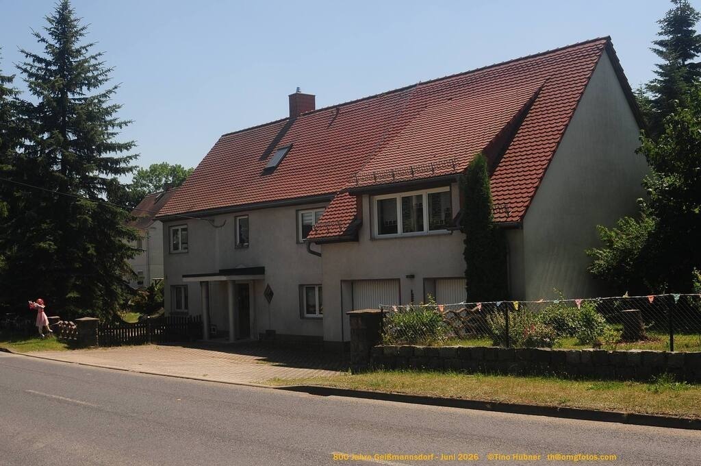 Geißmannsdorf-2026-Ortsbilder-439 | Geißmannsdorf bei Bischofswerda im Sommer 2026. Ein fotografischer Streifzug durch das Dorf Geißmannsdorf, mit Gebäuden, Straßen, Strohpuppen und geschmückten Vorgärten und Grundstücken anlässlich der 800-Jahr-Feier von Geißmannsdorf im Juni 2026 - Realisiert mit Pictrs.com