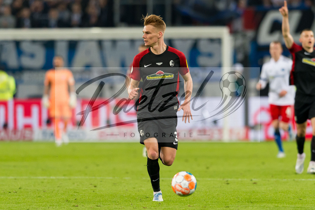HSVSCF20220419_355 | Fussball, Herren: Philipp Lienhart (SC Freiburg) in Aktion, am Ball, Einzelaktion beim DFB-Pokal-Halbfinalspiel zwischen Hamburger SV und SC Freiburg im Volksparkstadion am 19.04.2022 in Hamburg, Deutschland.DFB / DFL REGULATIONS PROHIBIT ANY USE OF PHOTOGRAPHS AS IMAGE SEQUENCES AND/OR QUASI-VIDEO. - Realisiert mit Pictrs.com