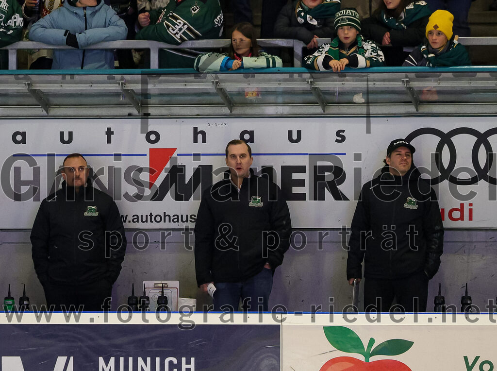 2025-11-30_041_TSV_Erding_gegen_EC_Peiting | Erding, Deutschland, 30.11.2025:Eishockey, Oberliga Süd 2025 / 2026, 22. Spieltag, TSV Erding gegen EC Peiting, Endergebnis: 5:1Co-Trainer Maximilian Helling (Erding Gladiators), Teamchef Dominik Quinlan (Erding Gladiators)Foto: Christian Riedel / fotografie-riedel.net