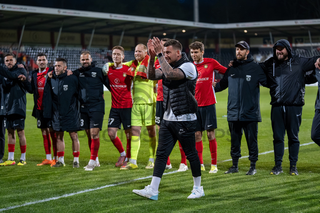 SG Sonnenhof Großaspach vs. SGV Freiberg, Fussball, Regionalliga Suedwest, 30. Spieltag, 22.04.2026 | Pascal Reinhardt (Trainer SG Sonnenhof Großaspach) bedankt sich bei den Fans,SG Sonnenhof Großaspach vs. SGV Freiberg, Fussball, Regionalliga Suedwest, 30. Spieltag, 22.04.2026