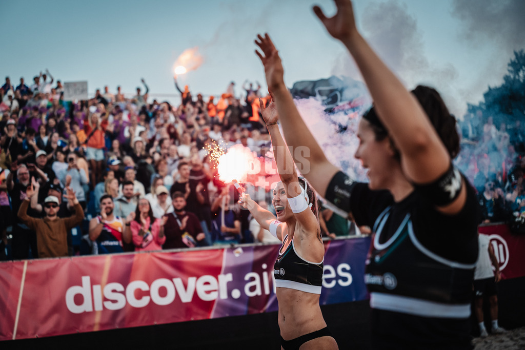 Beachvolleyball | Frauen | Deutsche Meisterschaften 2025 Timmendorfer Strand | 06.09.2025 | v.l. Sandra Ittlinger und Anna-Lena Grüne feiern den Finaleinzug mit Pyrotechnik