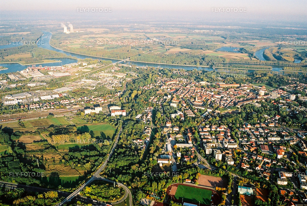 Stadtansicht bis zum Rhein aus Südwesten | Luftbild: Stadtansicht bis zum Rhein aus Südwesten in Germersheim im Bundesland Rheinland-Pfalz in Deutschland. Foto: NEG564420.jpg vom 18.10.2005 durch Werner Riehm/FLY-FOTO.de - Realisiert mit Pictrs.com