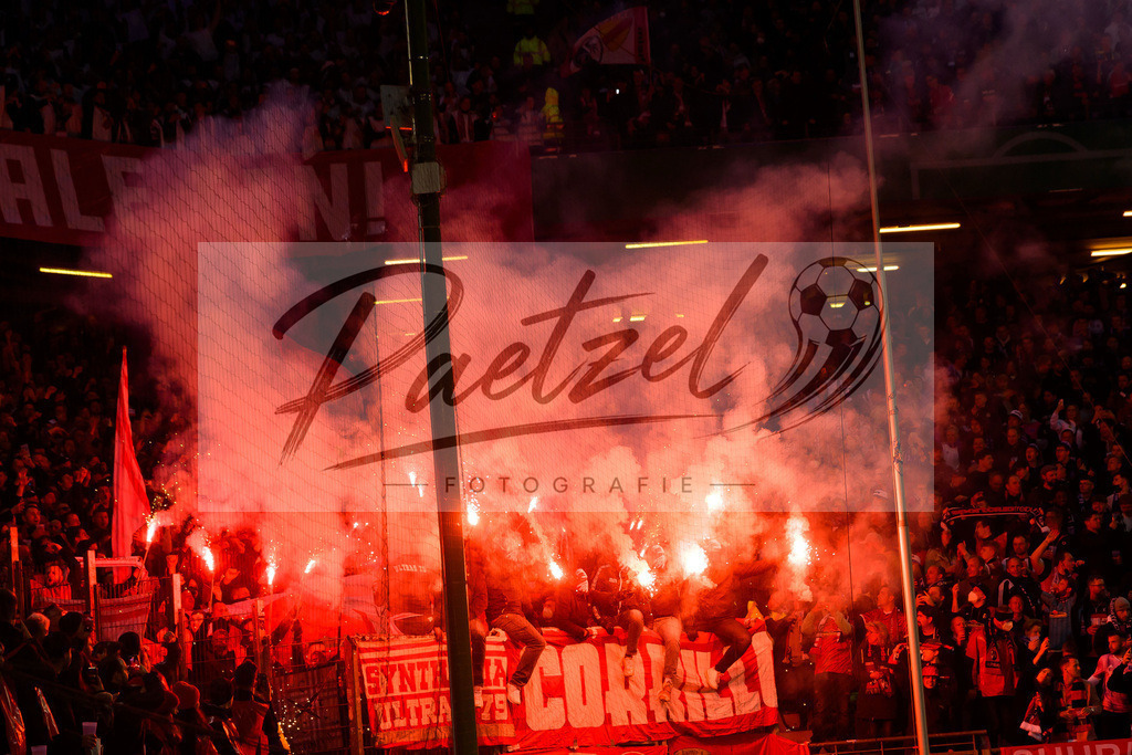 HSVSCF20220419_432 | Fussball, Herren: . Fans von SC Freiburg mit Pyrotechnik beim DFB-Pokal-Halbfinalspiel zwischen Hamburger SV und SC Freiburg im Volksparkstadion am 19.04.2022 in Hamburg, Deutschland.DFB / DFL REGULATIONS PROHIBIT ANY USE OF PHOTOGRAPHS AS IMAGE SEQUENCES AND/OR QUASI-VIDEO. - Realisiert mit Pictrs.com