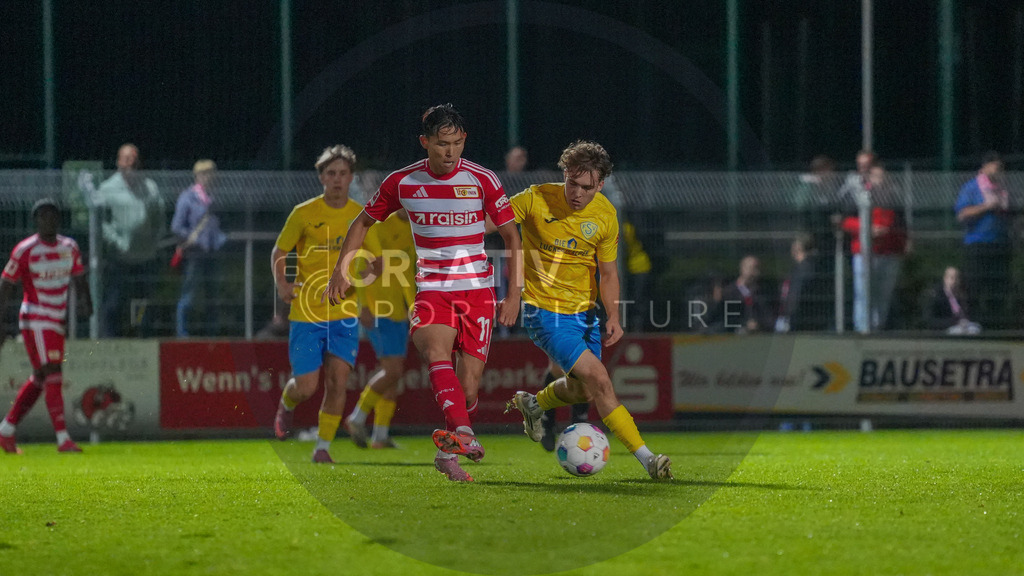 Fußball, Herren, Saison 2025/2026, Testspiel, Freundschaftsspiel, FSV 63 Luckenwalde vs. 1.FC Union Berlin, Mittwoch 08.10.2025, Werner-Seelenbinder-Stadion Luckenwalde, | Fußball, Herren, Saison 2025/2026, Testspiel, Freundschaftsspiel, FSV 63 Luckenwalde vs. 1.FC Union Berlin, Mittwoch 08.10.2025, Werner-Seelenbinder-Stadion Luckenwalde, Im Bild: Wooyeong Jeong (l. Union) und Luca Dreihardt (r. Luckenwalde) - Realisiert mit Pictrs.com