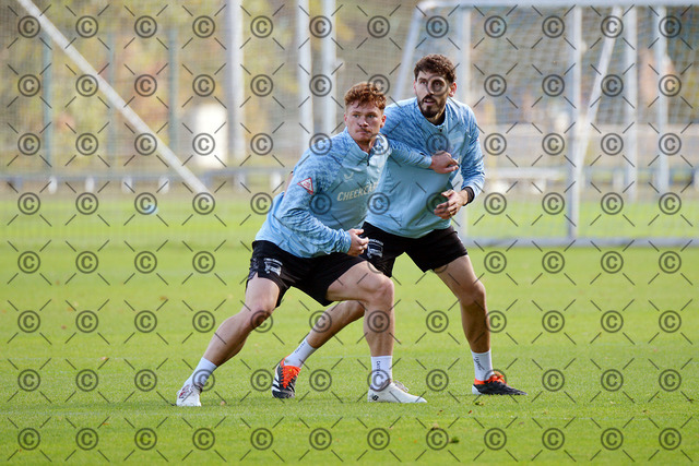 RGE_6477b | Hertha BSC, 2.Bundesliga, Herren, Saison 2025/26, Training, Montag 13.10. 2025, im Bild von li. Sebastian Groenning (Hertha BSC), Agustin Rogel ( Hertha BSC ), Fotograf:  Ralf Gebhardt - Realisiert mit Pictrs.com