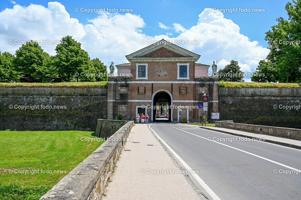 Italien_ Toscana_ Lucca_ 29.05.2024-24 | 29.05.2024, Italien, ITA, Toskana, Lucca im Bild Stadtansichten, Gebäude, Architektur, Touristen, Historisch, Souvenier, 


Lucca ist die Hauptstadt der Provinz Lucca in der Toskana. Sie liegt im Tal des Flusses Serchio etwa 20 km nordöstlich von Pisa und 20 km östlich der toskanischen Küste
Quelle: Wikipedia

