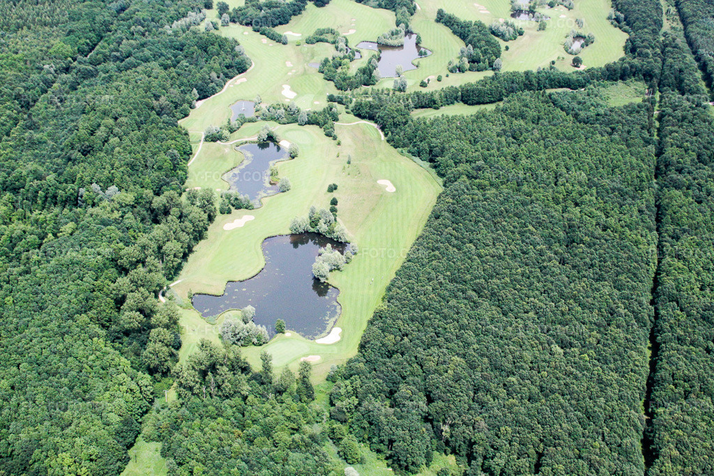 Aerial view: Golf course in Schirrhein in the state Bas-Rhin, France. – Photo: IMG_19110.jpg taken on 06/20/2009 by Werner Riehm/FLY-FOTO.com – Resolution of the original: 4752 x 3168 px