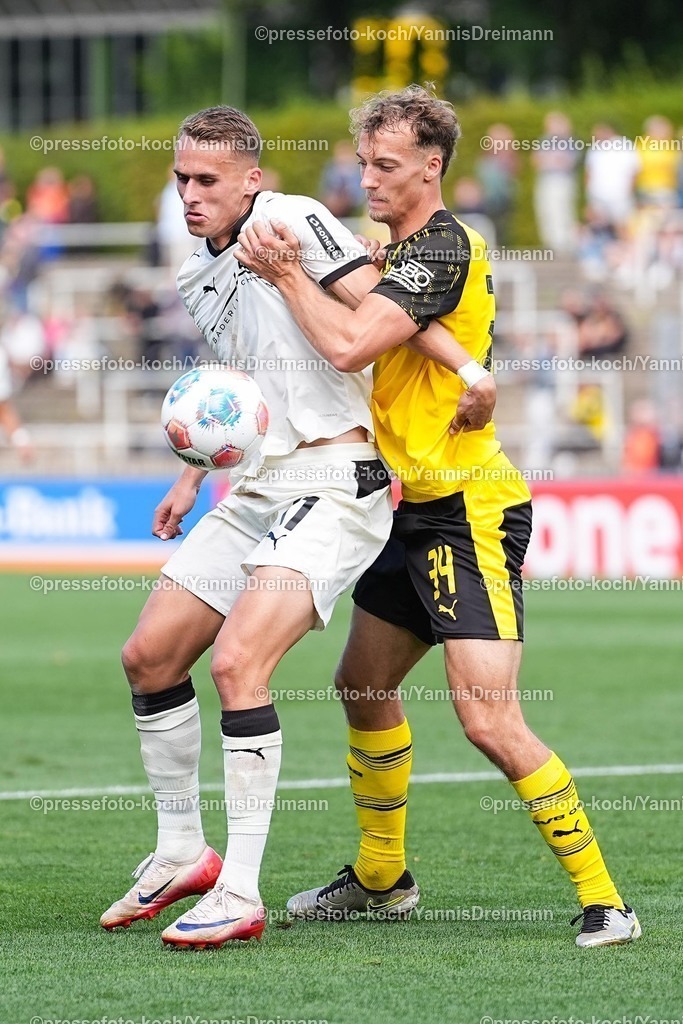 xydrx30082502039 | 30.08.2025, xydrx, Fußball, Regionalliga West, Borussia Dortmund II - Borussia Mönchengladbach II , Saison 2025 2026, Stadion Rote Erde: Jan Urbich (Borussia Mönchengladbach II #11) im Zweikampf gegen Yannik Luehrs (Borussia Dortmund II #34)