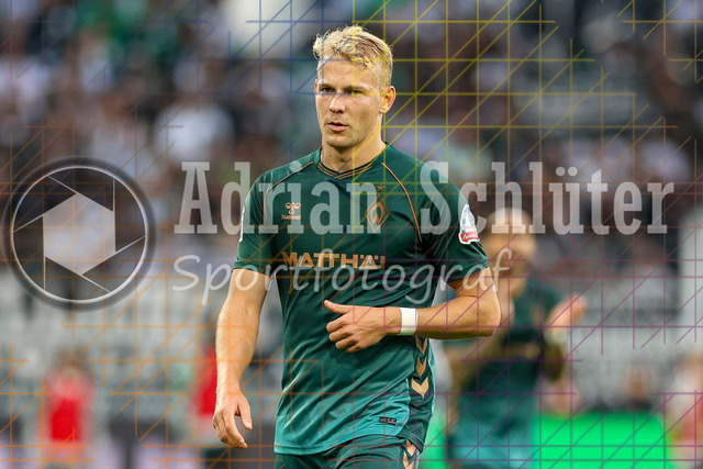 Borussia Mönchengladbach vs SV Werder Bremen - Bundesliga  | Mönchengladbach, Deutschland, 14.09.25:   Marco Grüll (SV Werder Bremen) schaut waehrend des Spiels der Bundesliga zwischen Borussia Mönchengladbach vs SV Werder Bremen im Stadion im Borussia Park(Foto von Brauer-Fotoagentur / Adrian Schlueter)