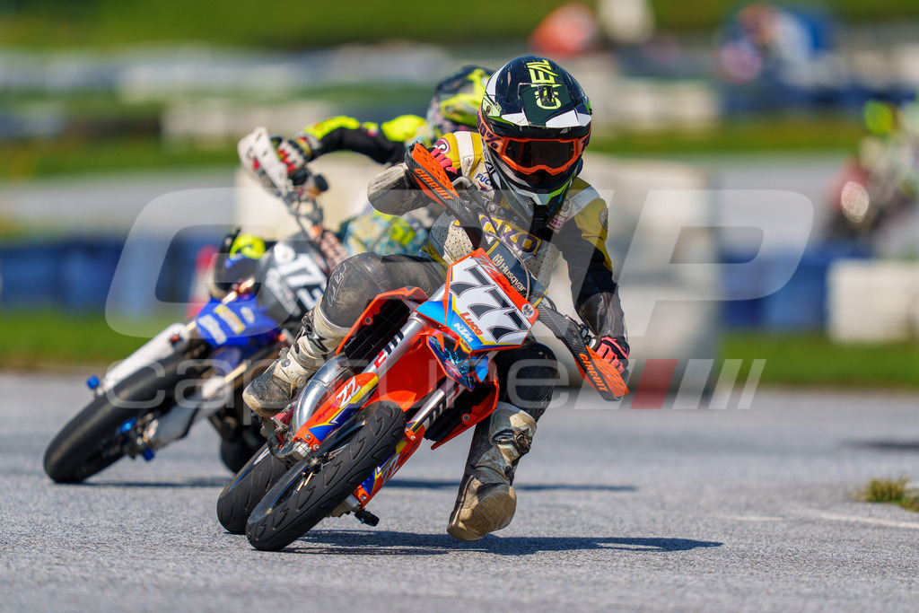 G-Cup + Supermoto Staatsmeisterschaft + Hungarian Supermoto Championship | GRIPcapture steht für authentische Sportfotografie in Österreich – für Momente, die mehr sind als Geschwindigkeit oder Ergebnis. Es geht um Emotion, Spannung, Fokus und den Augenblick, der oft nur einen Wimpernschlag dauert.Ob Motorsport, Teamsport oder 