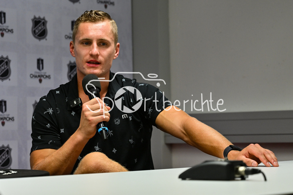 Cup Day | Nico STURM bringt den Stanley Cup zum zweiten mal nach Augsburg / Im Bild der offizielle Pressetermin mit RT1 Moderator Alex KUNZ