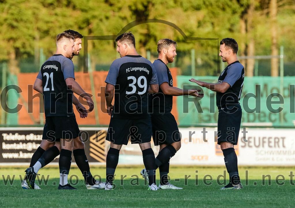 2023-07-14_124_FC_Langengeisling_gegen_FC_Velden-Eberspoint | Erding, Deutschland, 14.07.2023:
Fußball, Bezirksliga Oberbayern Ost 2023 / 2024, Testspiel, FC Langengeisling gegen FC Velden-Eberspoint, Endergebnis: 5:0

David Riederle (FC Langengeisling, #14), Florian Rupprecht (FC Langengeisling, #11), Hannes Dornauer (FC Langengeisling, #33), Maximilian Hintermaier (FC Langengeisling, #13)

Foto: Christian Riedel / fotografie-riedel.net