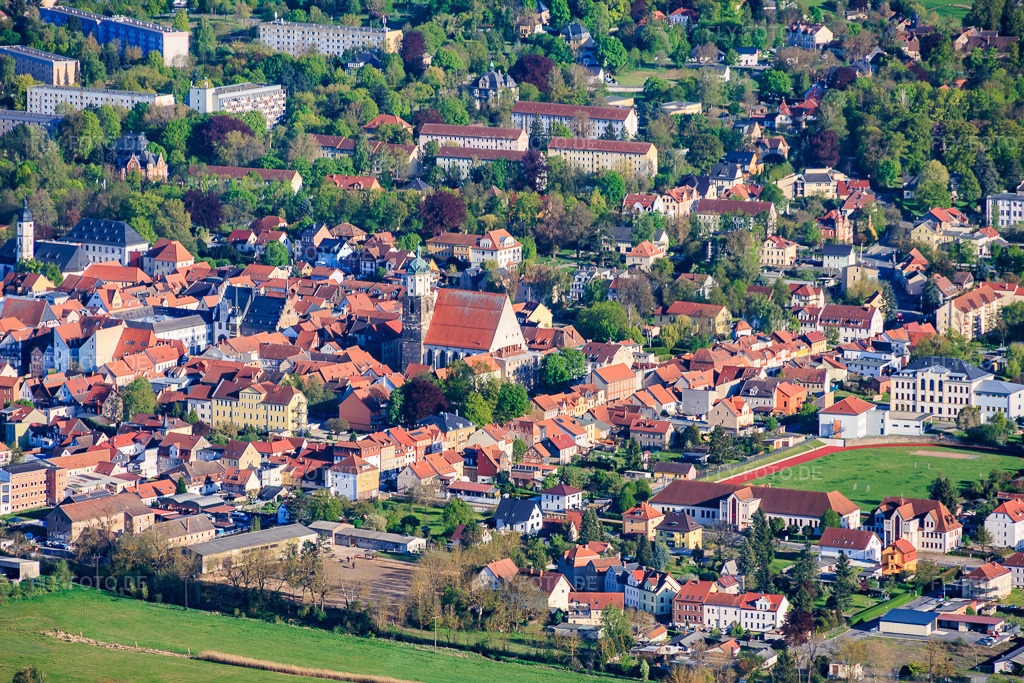 Luftbild: Stadtansicht aus Norden mit Kirchplatz und Stadtkirche Johannes der Täufer sowie Goethe-Stadion in Neustadt an der Orla im Bundesland Thüringen in Deutschland.Foto: IMG_155834.jpg vom 02.05.2026 durch Werner Riehm/FLY-FOTO.deAuflösung des Originals: 5826 x 3884 pxWWW.EKMD.DE