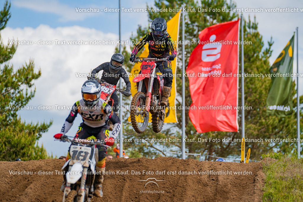 20260517_Templin-6578 | Sportfotografin aus Berlin-Brandenburg mit Fokus auf Motocross. Ich halte deine sportliche Leistung und echte Emotionen auf und neben der Strecke professionell fest. Entdecke die Fotos von deinem Rennen und bestelle sie direkt hier im Shop.