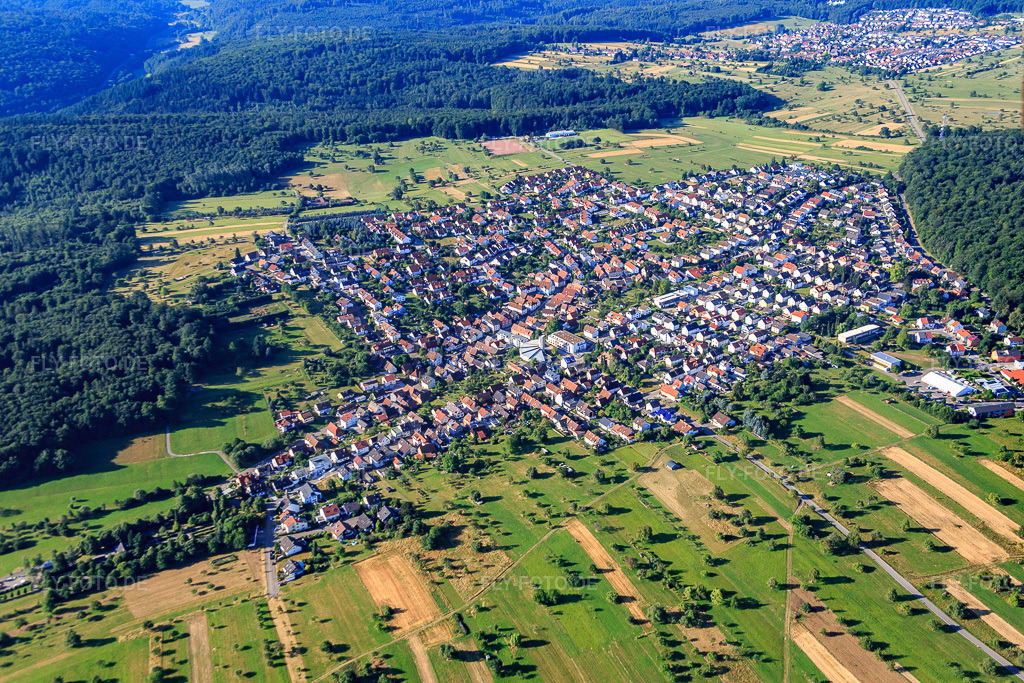 Luftbild: Ortsansicht von Norden im Ortsteil Spessart in Ettlingen im Bundesland Baden-Württemberg in Deutschland. Foto: IMG_083992.jpg vom 26.07.2015 durch Werner Riehm/FLY-FOTO.de