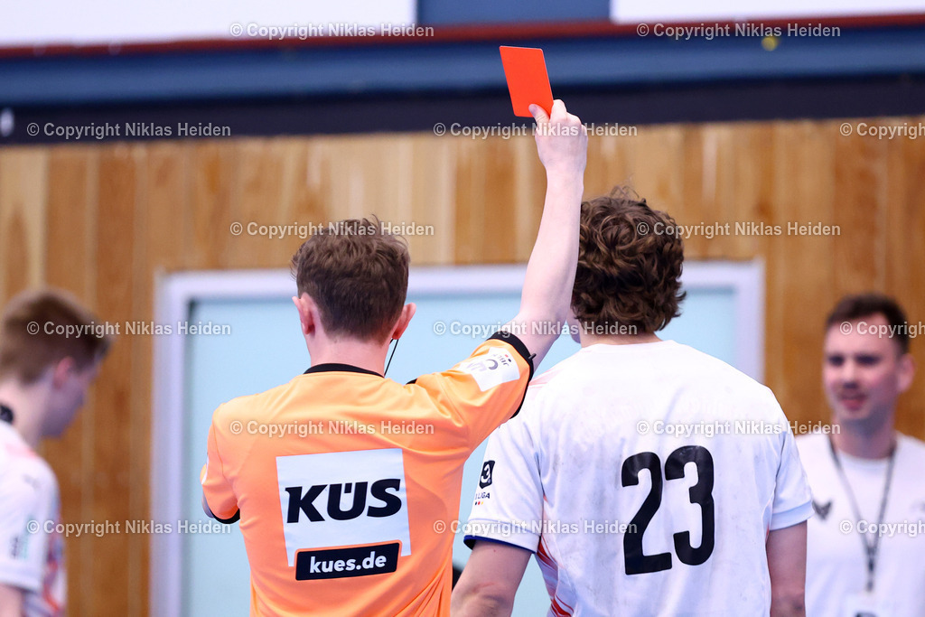 NH_TSVAltenholz_FuechseBerlinII_HandballMaenner3Liga_02052026 | Der Schiedsrichter zeigt eine Rote Karte beim Handball.Handball I Herren I  3. Liga Männer - Staffel Nord-Ost I Saison 2025-2026 I 29. Spieltag I TSV Altenholz - Füchse Berlin Reinickendorf II I 02.05.2026 I Edgar-Meschkat-Halle