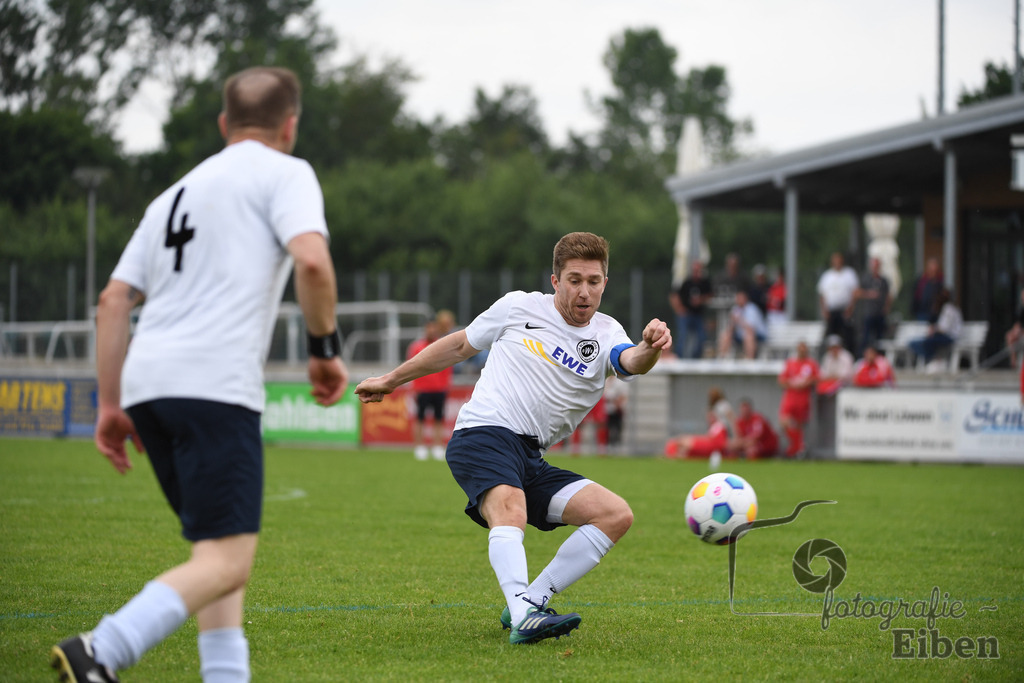 SV Brake Ü40-BW Bümmerstede (Ü40) | Kreispokal Finale Jade-Weser-Hunte Ü40; SV Brake Ü40 (rot)-BW Bümmerstede Ü40 (weiß) am 15.06.2025 in Rastede (Sportanlage Köttersweg), Photo: Philip Eiben 2025 - Realisiert mit Pictrs.com