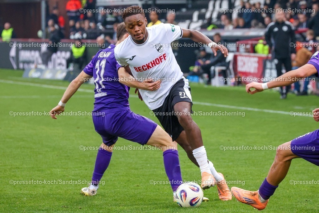 xSSCx08112501131 | 08.11.2025, xsscx, Fuﬂball 3. Liga, SC Verl - FC Erzgebirge Aue, 14. Spieltag, Sportclub Arena, Saison 2025 2026: Pascal Fallmann (Erzgebirge Aue #17) im Zweikampf gegen Chilohem Onuoha (SC Verl #27) und Luan Simnica (Erzgebirge Aue #5) DFB regulations prohibit any use of photographs as image sequences and or quasi-video.