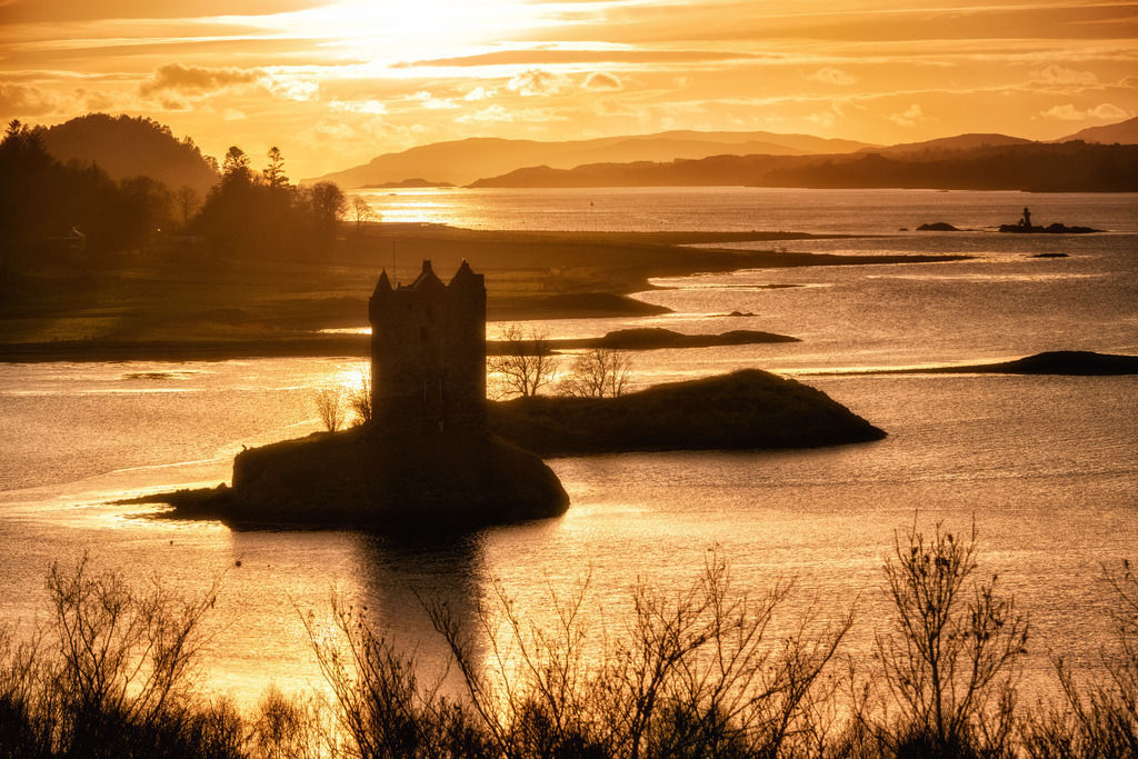 Castle Stalker | Schloss Stalker bei Sonnenuntergang in Appin, Schottland. - Realisiert mit Pictrs.com
