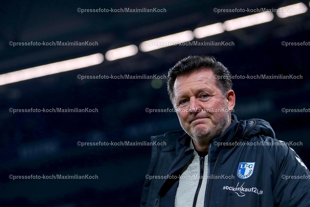 S0401022502164 | 01.02.2025, Fußball, FC Schalke 04 - 1. FC Magdeburg, 2.. Fußball Bundesliga, 20. Spieltag, Veltins-Arena Gelsenkirchen, Saison 2024 2025: Trainer Christian Titz (Cheftrainer 1.FC Magdeburg)DFB regulations prohibit any use of photographs as image sequences and or quasi-video.