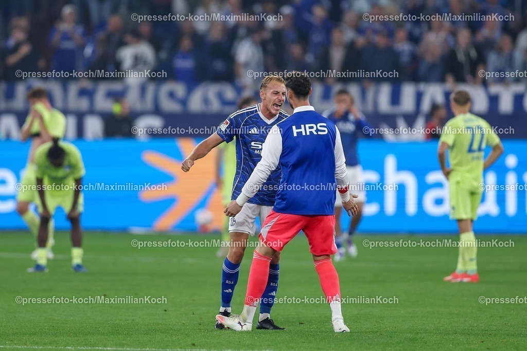 S0401082501141 | 01.08.2025, Fußball, FC Schalke 04 - Hertha BSC, 1.Spieltag, 2. Fußball Bundesliga, Veltins-Arena Gelsenkirchen, Saison 2025 2026: Abschlussjubel nach dem 2:1 Sieg für Schalke. Timo Becker (Schalke04 #05) steht jubelnd auf dem Spielfeld DFB regulations prohibit any use of photographs as image sequences and or quasi-video.