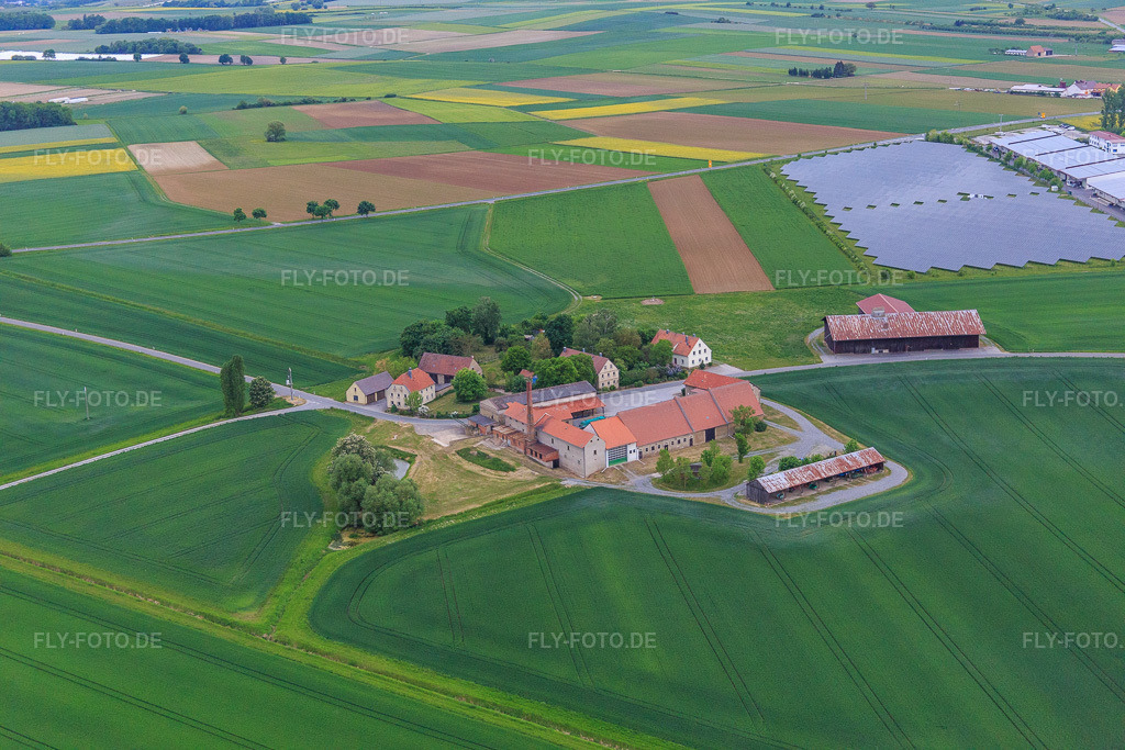 Luftbild: Wadenbrunn und Hundeschule Möller im Ortsteil Wadenbrunn in Kolitzheim im Bundesland Bayern in Deutschland. Foto: IMG_078943.jpg vom 14.05.2015 durch Werner Riehm/FLY-FOTO.deWWW.HUNDESCHULE-PENSION-MOELLER.DE