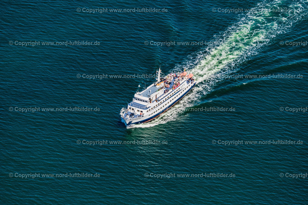 Sassnitz_MS_Cap_Arkona_Adler_Schiffe_Fahrgastschiff_ELS_5385100822 | SASSNITZ 10.08.2022 Passagier- und Fahrgast- Schiff CAP ARKONA in Fahrt auf der Ostsee in Sassnitz an der Ostseeküste im Bundesland Mecklenburg-Vorpommern, Deutschland. Weiterführende Informationen bei: Adler-Schiffe GmbH &amp; Co. KG. // Passenger ship CAP ARKONA in port on street Strandpromenade in Sassnitz at the baltic sea coast in the state Mecklenburg - Western Pomerania, Germany. Further information at: Adler-Schiffe GmbH &amp; Co. KG. Foto: Martin Elsen