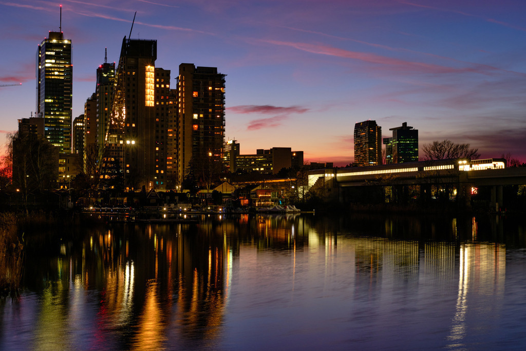 Blick über die Donau auf die Donaucity im Abendrot | Wien, Austria - December 27, 2023: Blick über die Donau auf die Donaucity im Abendrot. - Realisiert mit Pictrs.com