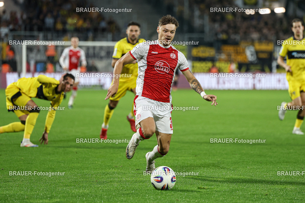 Rot-Weiss Essen - TSV Alemannia Aachen | Essen, Deutschland, 31.08.2025 Jannik Hofmann  (Rot-Weiss Essen) Einzelaktionwährend des 3.Liga Spiels zwischen  Rot-Weiss Essen und Alemannia Aachen am 31.08.2025 im Stadion an der Hafenstraße in Essen. (Foto von Timo Bluhmki-Schmidt/Brauer Fotoagentur