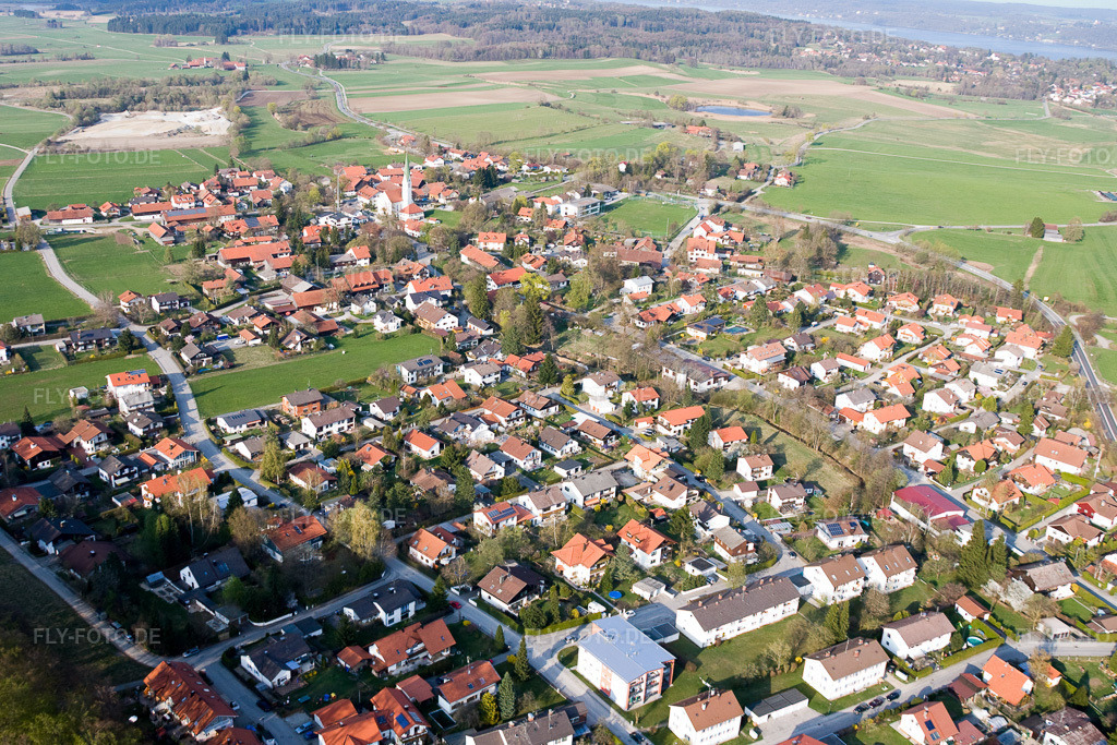 Luftbild: Dorfansicht im Ortsteil Traubing in Tutzing im Bundesland Bayern in Deutschland. Foto: IMG_17931.jpg vom 15.04.2009 durch Werner Riehm/FLY-FOTO.de