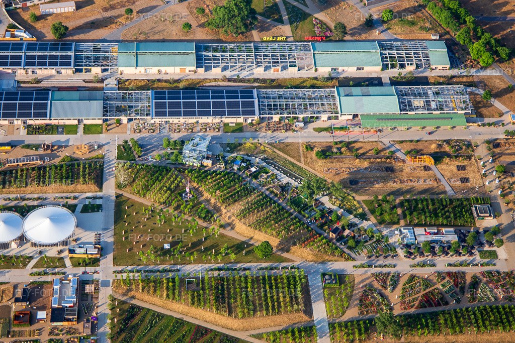 Luftbild: eXPERIMENTIERFELD Hinter der Hauptbühne im Spinelli-Park der Bundesgartenschau Mannheim BUGA 2023 https://www.buga23.de/ im Ortsteil Feudenheim in Mannheim im Bundesland Baden-Württemberg in Deutschland. Foto: IMG_136947.jpg vom 24.06.2023 durch Werner Riehm/FLY-FOTO.de