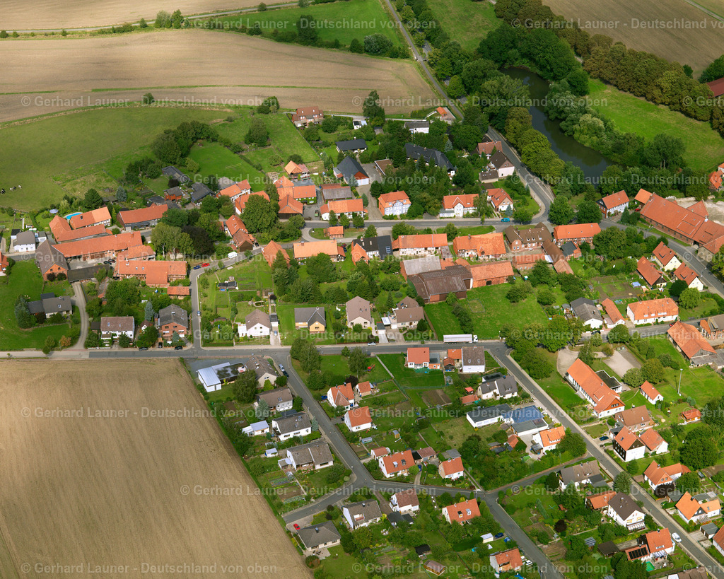 2638753 | ALT WALLMODEN 23.08.2006 Landwirtschaftliche Nutzflächen und Feldgrenzen  umsäumen das Siedlungsgebiet des Dorfes in Alt Wallmoden im Bundesland Niedersachsen, Deutschland // Agricultural land and field boundaries surround the settlement area of the village  in Alt Wallmoden in the state Lower Saxony, Germany Foto: Gerhard Launer