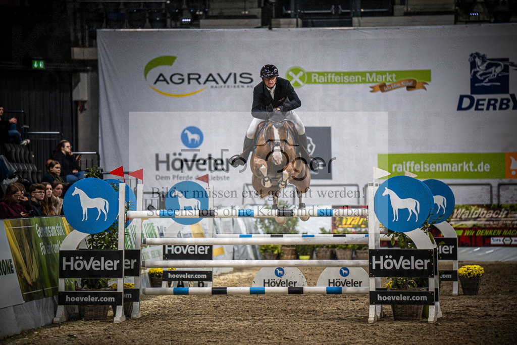 DOS_1942 | Entdecke hochwertige Reitturnierfotos von Foto Oger. Professionell, emotional und authentisch – jetzt Lieblingsmomente im Shop bestellen.Deutschlandweite Turnierfotografie. - Realisiert mit Pictrs.com