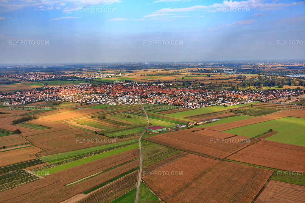 Aerial view: View of the town from the southwest in Hœrdt in the state Bas-Rhin, France. – Photo: IMG_074099.jpg taken on 10/04/2014 by Werner Riehm/FLY-FOTO.com – Resolution of the original: 5472 x 3648 px