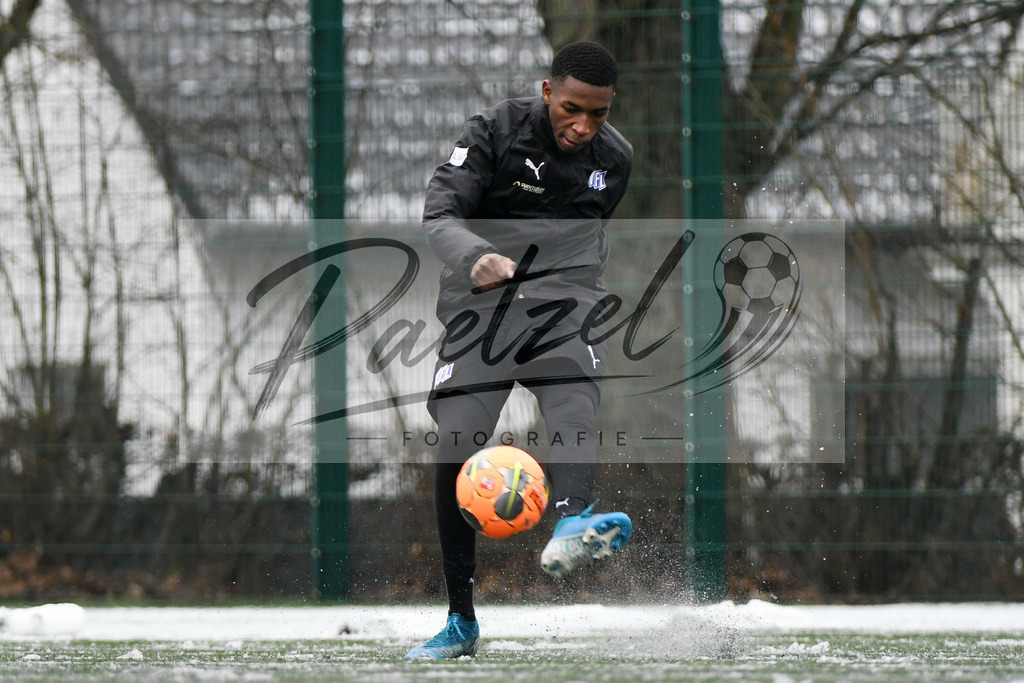 20200226_TRAOSN_0027 | Fussball, Herren: Hakim Traore (VfL Osnabrueck U19) in Aktion, am Ball, Einzelaktion waehrend der Trainingseinheit des VfL Osnabrueck im Sportpark Illoshoehe am 26.02.2020 in Osnabrueck, Deutschland. - Realisiert mit Pictrs.com