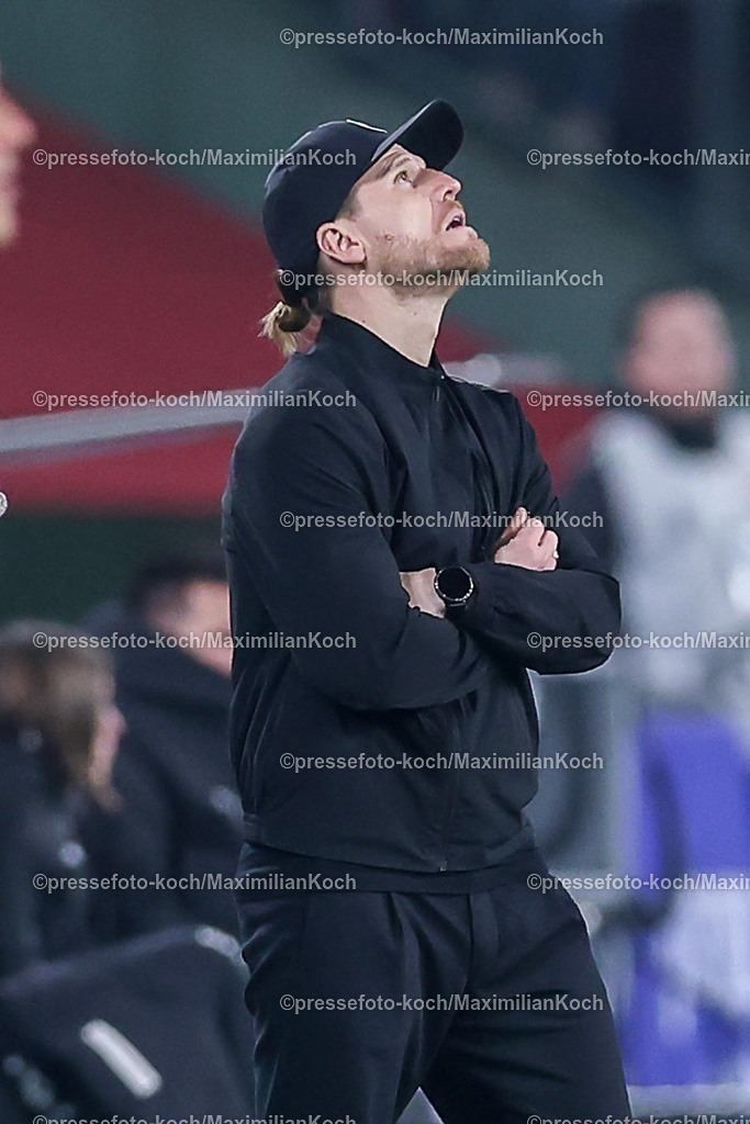BMG13122502168 | 13.12.2025, Fußball, Borussia Mönchengladbach - VfL Wolfsburg, 1. Fußball Bundesliga, 14.Spieltag, Borussia-Park, Saison 2025 2026: Cheftrainer Eugen Polanski (Borussia Mönchengladbach) Enttäuscht  am Spielfeldrand   DFB regulations prohibit any use of photographs as image sequences and or quasi-video.