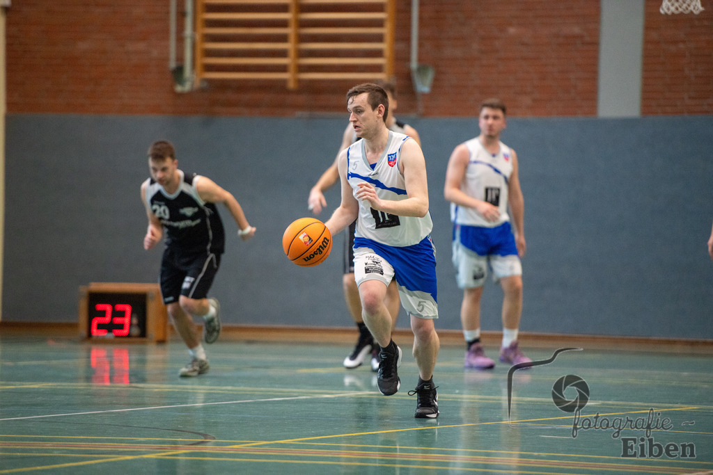 VFL Rastede 2-VfL Edewecht Wattworms | VFL Rastede II (weiß)-VfL Edewecht Wattworms (schwarz) am 18.02.2024; in Kleibrok (Sporthalle Zur-Windmühlen-Straße), Photo: Philip Eiben 2024 - Realisiert mit Pictrs.com