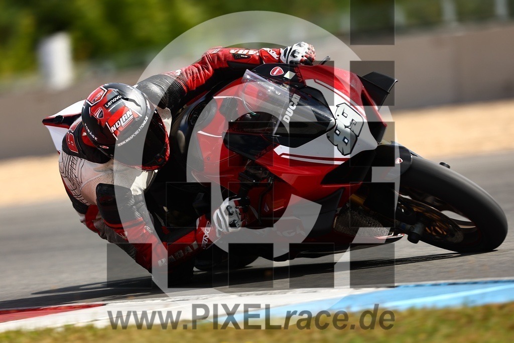 0089-20250829_02329 | Schöne Erinnerungen an spannende Momente - das festzuhalten ist unser Job. PIXELrace.de ist seit 2003 auf den Rennstrecken Europas unterwegs um die Action draußen beim Fahren und die wunderbare Stimmung imm Fahrerlager für euch einzufangen.