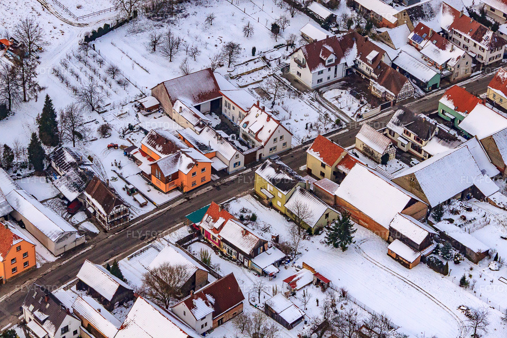 Luftbild: Hauptstraße im Winter im Schnee im Ortsteil Kleinsteinfeld in Niederotterbach im Bundesland Rheinland-Pfalz in Deutschland. Foto: IMG_23646.jpg vom 16.01.2010 durch Werner Riehm/FLY-FOTO.de