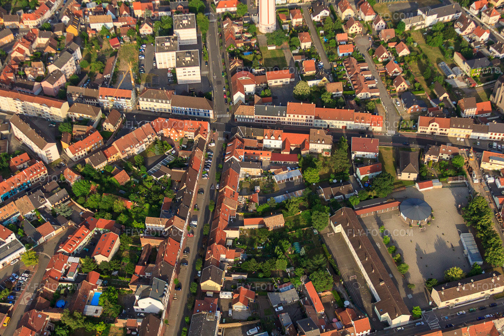 Aerial view: Rue Georges Clemenceau in Bischwiller in the state Bas-Rhin, France. – Photo: IMG_30427.jpg taken on 07/09/2010 by Werner Riehm/FLY-FOTO.com – Resolution of the original: 4752 x 3168 px