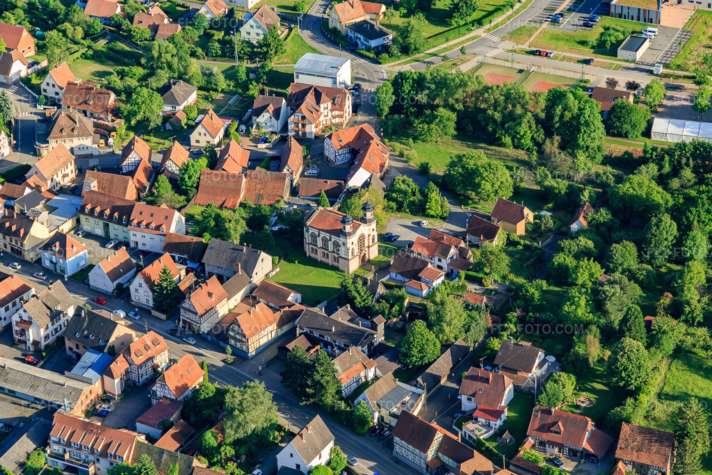 Aerial view: Synagogue on Rue de la Bergerie in Soultz-sous-Forêts in the state Bas-Rhin, France. – Photo: IMG_100774.jpg taken on 06/08/2017 by Werner Riehm/FLY-FOTO.com – Resolution of the original: 5277 x 3518 px