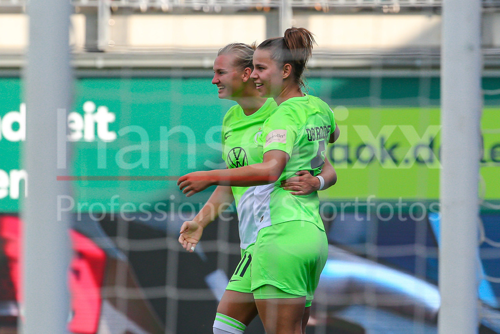 Fussball, Google Pixel Frauen-Bundesliga, VfL Wolfsburg - Bayer 04 Leverkusen | v.li.: Alexandra Popp (Alex Popp, VfL Wolfsburg, 11) und Torschützin Lena Oberdorf (VfL Wolfsburg, 5) mit Torjubel, Jubel, jubeln, jubelt, optimistisch, Spielszene, Highlight, Freude über das Tor zum 1:0, DIE DFB-RICHTLINIEN UNTERSAGEN JEGLICHE NUTZUNG VON FOTOS ALS SEQUENZBILDER UND/ODER VIDEOÄHNLICHE FOTOSTRECKEN. DFB REGULATIONS PROHIBIT ANY USE OF PHOTOGRAPHS AS IMAGE SEQUENCES AND/OR QUASI-VIDEO.