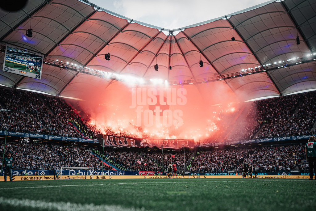 Fußball | Männer | Saison 2023/2024 | 2. Fußball-Bundesliga | 32. Spieltag | Hamburger SV vs. FC St. Pauli  | 03.05.2024 | Der Auswärtsblock von FC St. Pauli brennt Pyrotechnik