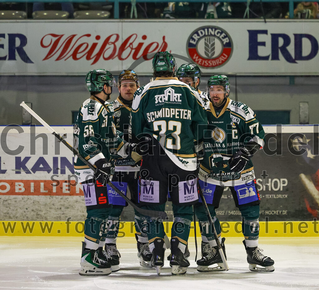 2026-01-23_063_TSV_Erding_gegen_SC_Riessersee | Erding, Deutschland, 23.01.2026:Eishockey, Oberliga Süd 2025 / 2026, 40. Spieltag, TSV Erding gegen SC Riessersee, Endergebnis: 6:5 n.V.Paul Pfenninger (Erding Gladiators, #58), Grady Hobbs (Erding Gladiators, #22), Marc Schmidpeter (Erding Gladiators, #33), Philipp Michl (Erding Gladiators, #77)Foto: Christian Riedel / fotografie-riedel.net